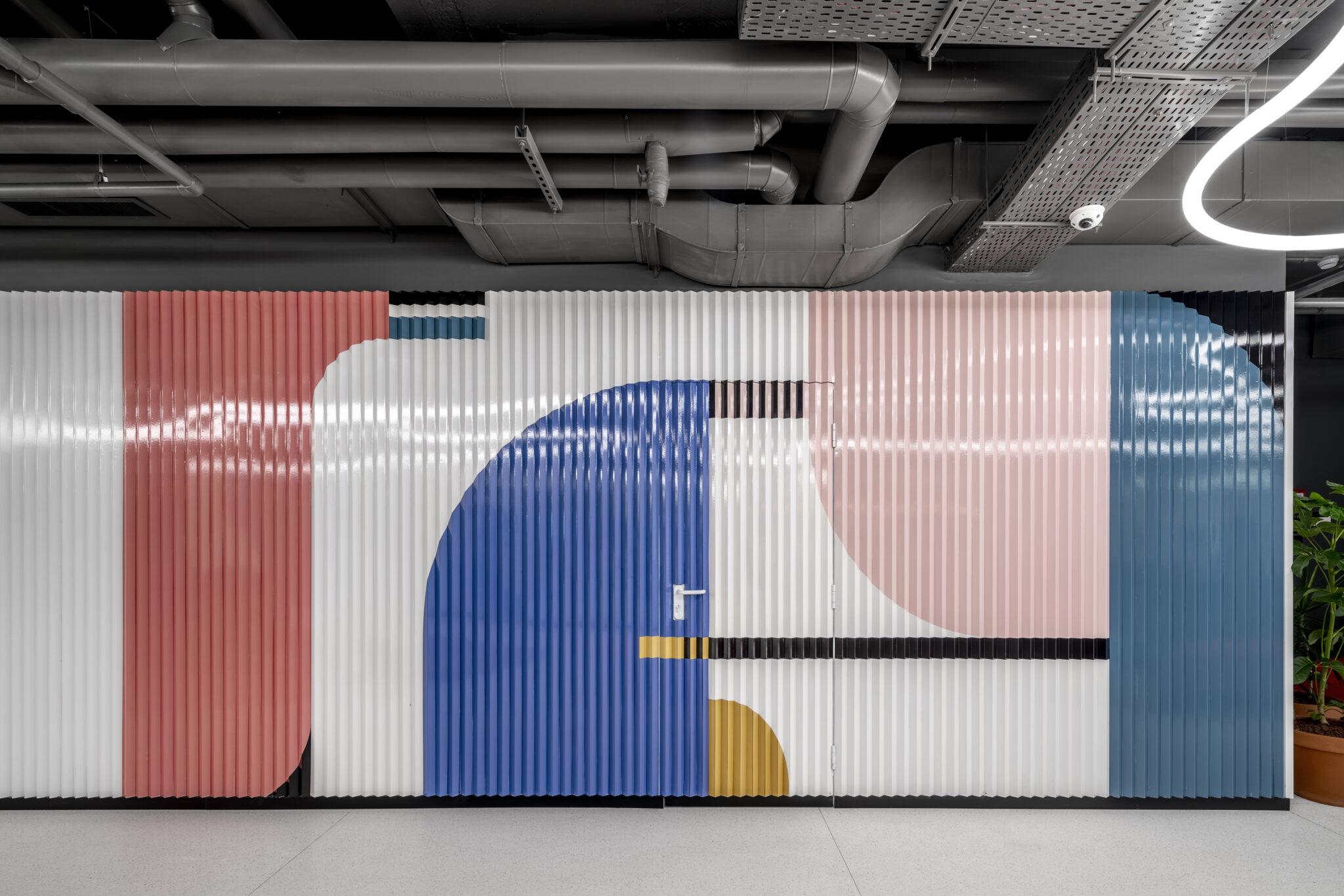 3D geometric graphic in blue, coral and yellow breaking along the grooves