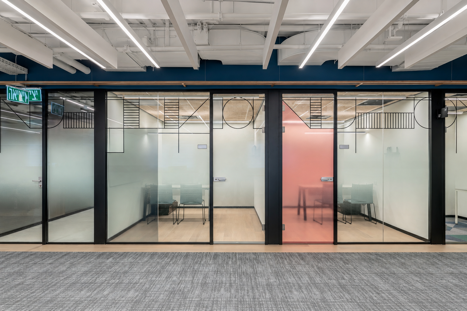 Decorative coating on glass with a printed gradient on meeting room fronts