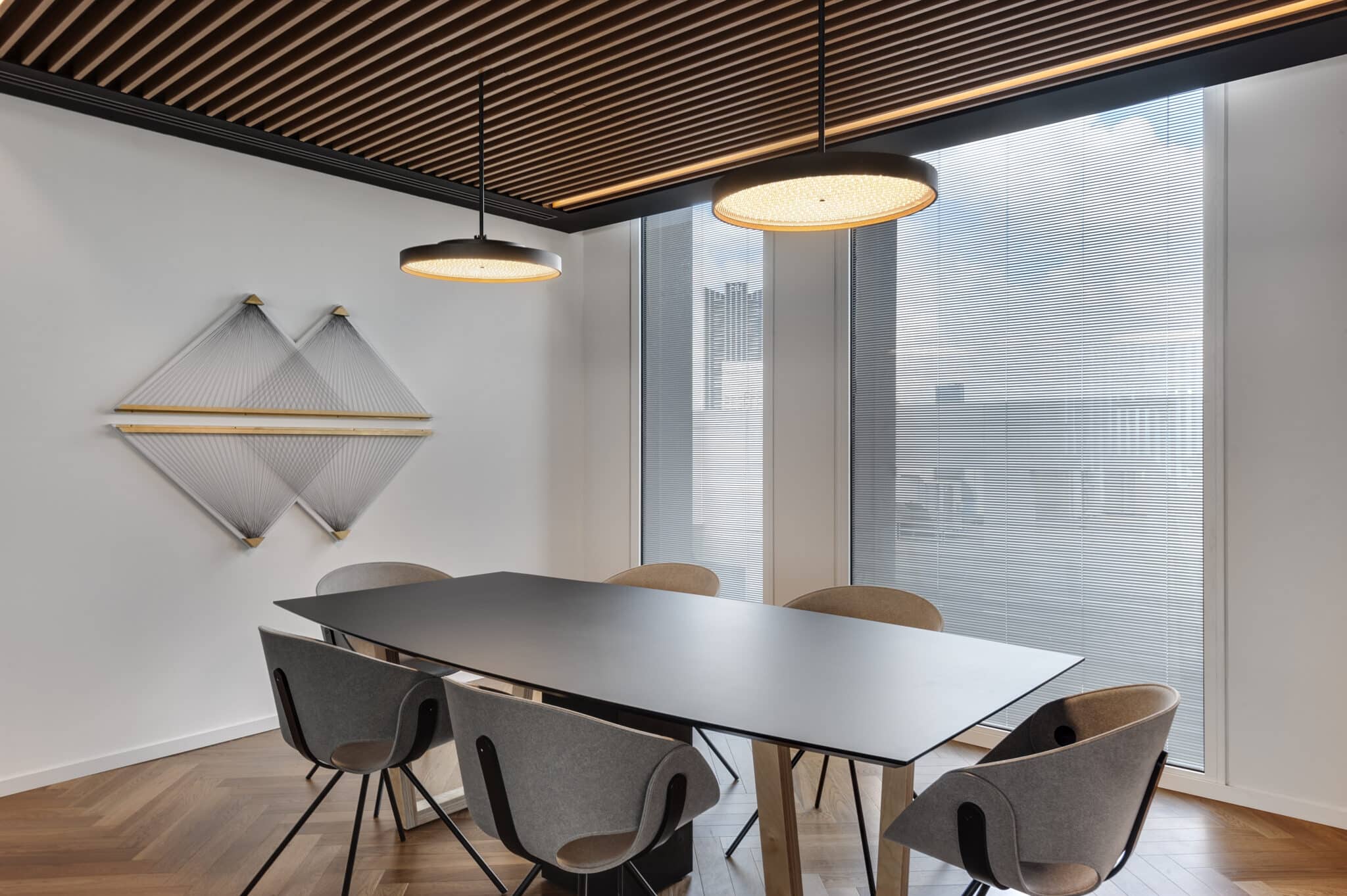 Diamond-shaped 3D wall element with fine line pattern in a meeting room