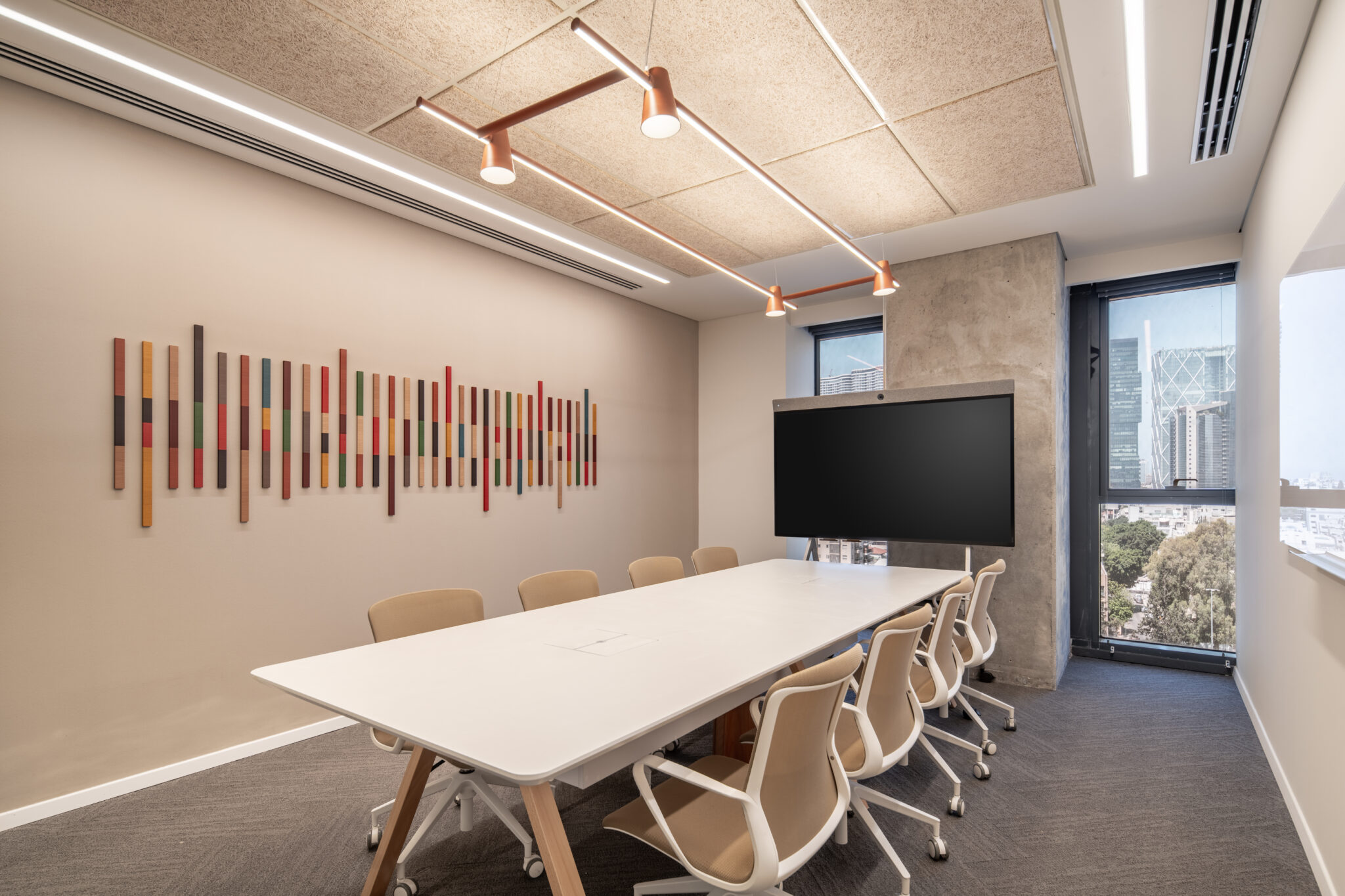 Coloured vertical bars as a 3D wall element in a meeting room